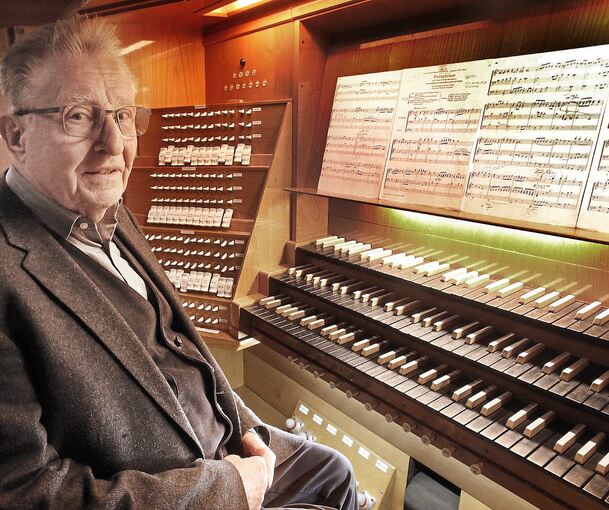 Bei seiner vierzigsten und letzten Führung erläuterte Gerhard Zimmer auch die Orgel in der Cyriakuskirche.