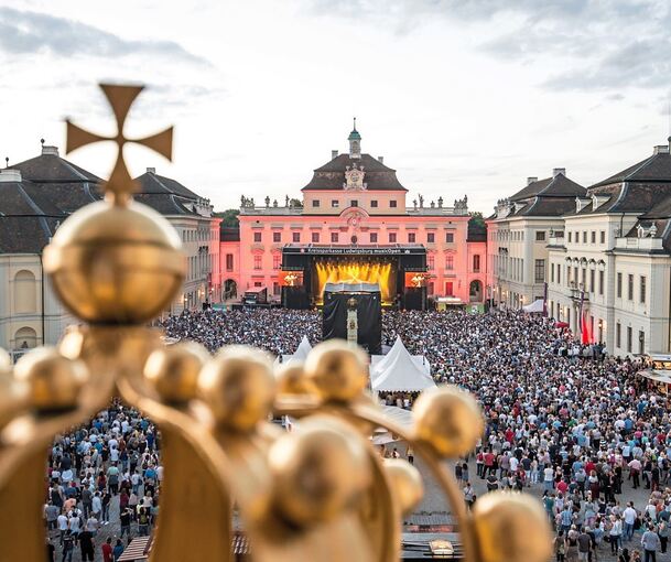 Tausende Besucher beim Open-Air im Schlosshof. Tausende Besucher beim Open-Air im Schlosshof.