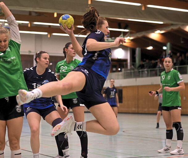 Marilen Biedermann (Mitte) setzt gegen Göppingen spektakulär zum Wurf an.