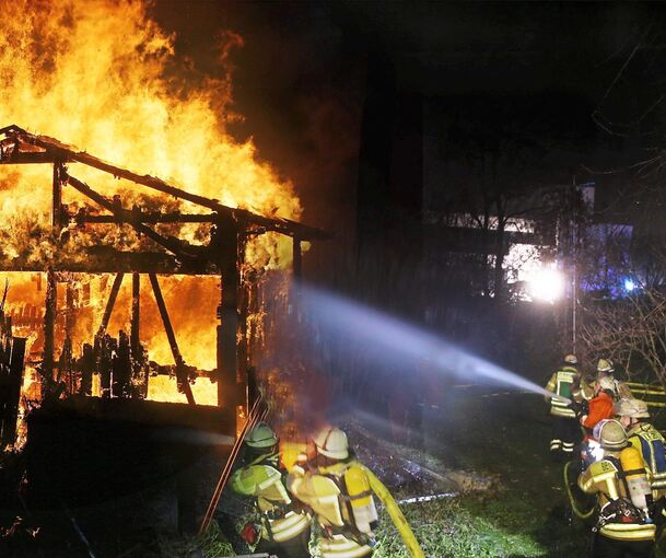 Der frühere Pferdestall steht in Vollbrand, als die Feuerwehr zum Löschangriff kommt.