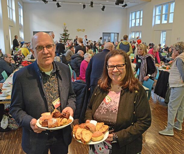 Martin Strecker, Geschäftsführer des Kreisdiakonieverbands, und Renate Schmetz, Erste Bürgermeisterin von Ludwigsburg, begrüßen Martin Strecker, Geschäftsführer des Kreisdiakonieverbands, und Renate Schmetz, Erste Bürgermeisterin von Ludwigsburg, begrüßen etwa 200 Gäste in der Feuerseemensa.