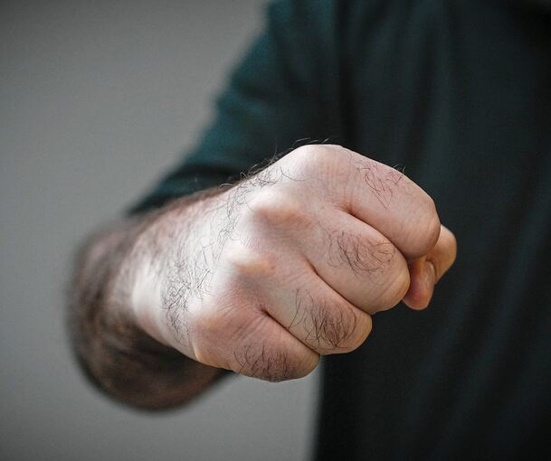 Mit Fäusten schlägt der 48-Jährige auf den älteren Mann ein.