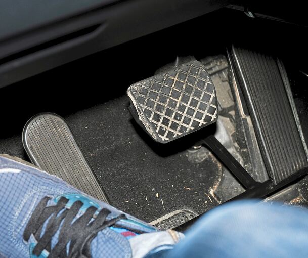 Erfordert es die Einschränkung, wird das Gaspedal, wie hier im Fahrschulauto, nach Links gewechselt.