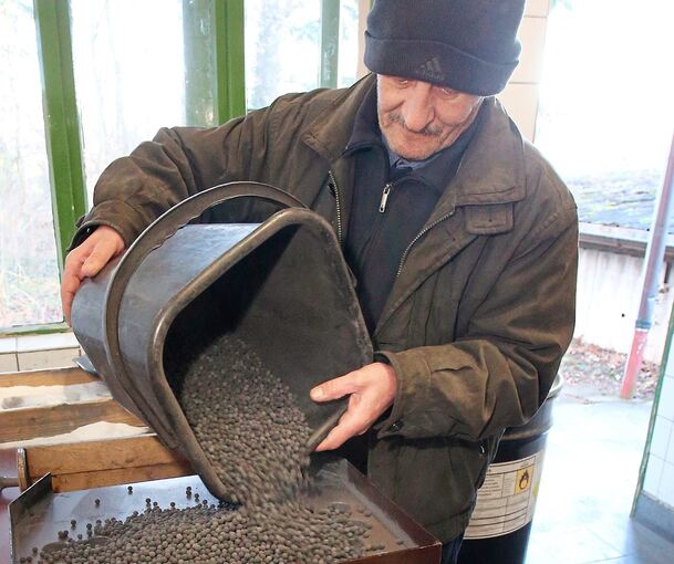 Das Schwarzpulver wird bei Zink in die Raketenhülsen gefüllt.