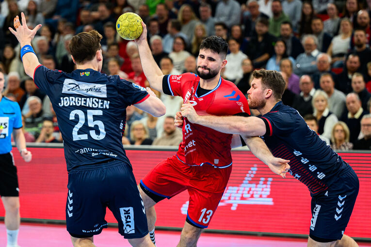 Juan de la Peña (SG BBM, Mitte) gegen die starke Flensburg-Abwehr. Foto: Marco Wolf