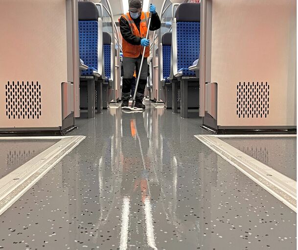 Nachdem Abdullah Güvenc ordentlich Wasser auf den Boden gespritzt hat, wischen Kollegen wie Mustafa Musa durch.