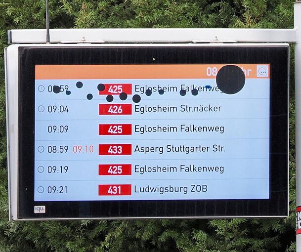 Busanzeige an der Haltestelle Neckarstraße. Große und kleine Kreise machen sich breit. Die Uhrzeit kann man nicht mehr lesen.