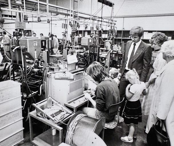 Schulterblick: Führung durch das Werk bei einem Beru-Fest im Spätsommer 1983.