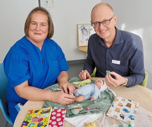 Für Pflegebereichsleitung Doreen Olbrich und den Ärtzlichen Direktor der Klinik für Kinder- und Jugendmedizin Jochen Meyburg ist Frühchen-Puppe Lewis ein Herzensprojekt.