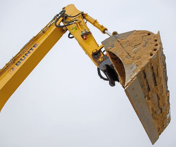 Ein Minibagger und ein Anhänger sind gestohlen worden.