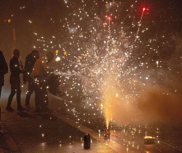 Nicht immer landen gezündete Silvesterraketen und Co. in der Neujahrsnacht dort, wo sie sollten.