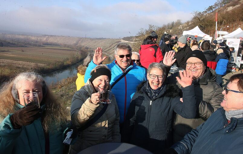 Fröhliche Silvesterwanderer bei den Felsengärten in Hessigheim.