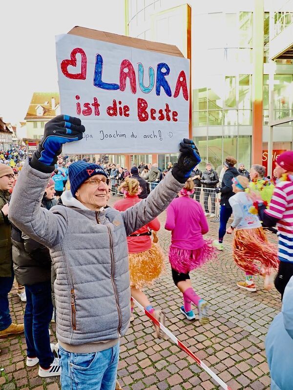 Das Publikum lässt sich einiges einfallen, um ihre Liebsten zu motivieren.