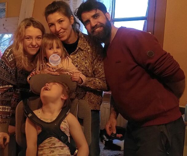 Amy (vorne in der Mitte) mit ihren Eltern und Schwestern.