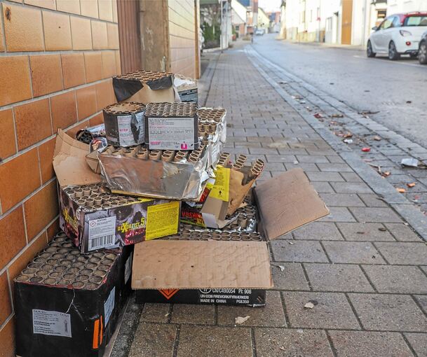 In Stadtteilen und Innenstadt der gleiche Anblick: Müllberge aus der Silvesternacht prägen am Neujahrsmorgen das Straßenbild. Ob dieser Müll in Neckarweihingen noch eingesammelt wird?