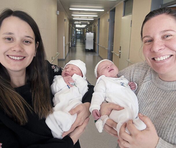 Käthe Gundert mit ihrer Tochter Amelie Rose (rechts) und Xenia Müller mit Paul Valentin.