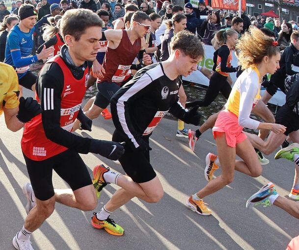 Kurt Lauer (Mitte) im Eifer des Gefechts beim Silvesterlauf.