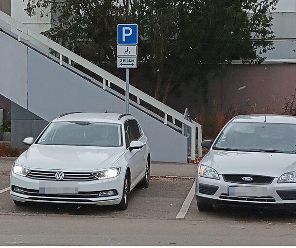 Drei Behindertenstellplätze gibt es am Stadionbad. Unser LKZ-Leser schaut regelmäßig nach – in keinem der drei Autos, sagt er, lag ein Schwerbehindertenparkausweis drin.
