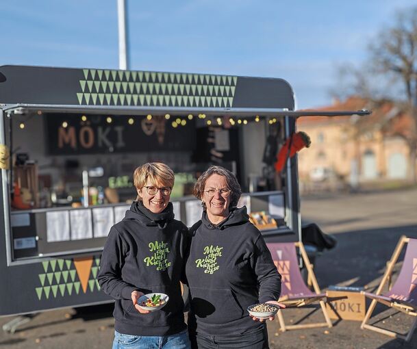 Carmen Wössner und Anja Mohr bringen mit ihrem Möki-Foodtrailer schmackhafte Gerichte ohne Zusatzstoffe auf Veranstaltungen, Privatfeiern, Firmenfeste und im vergangenen Jahr auch einmal wöchentlich in die Karlskaserne.