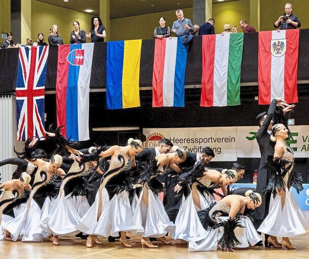 Das Schlussbild der neuen Choreo: der Schwarzen Schwan mit Nils-Arne Herold und Tatjana Beinhauer an der Spitze.