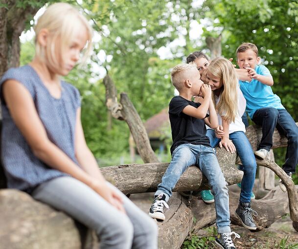 Das klassische Mobbing wie hier auf dem Schulhof wird inzwischen begleitet von Mobbing in den Sozialen Medien.