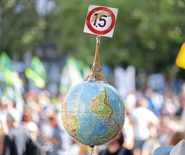 Beim Klimaschutzgipfel in Paris verpflichteten sich die beteiligten Nationen, die Erderwärmung auf möglichst 1,5 Grad zu begrenzen. Das Foto entstand bei einer Demonstration in Frankfurt.