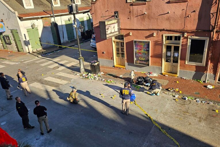 Auto fährt in Menschenmenge in New Orleans
