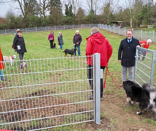 Oberbürgermeister Nico Lauxmann (rechts) freut sich, dass die Hundewiese so gut ankommt.