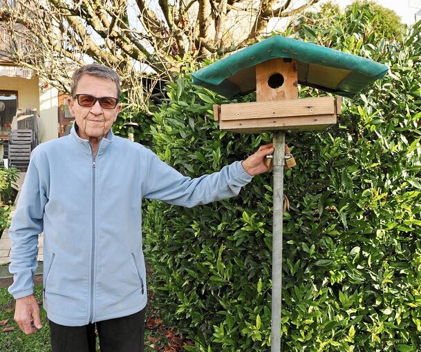 Das neue Vogelhäuschen hat Dieter Knapp nun besonders gesichert.