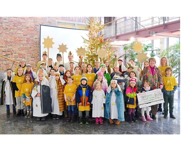 Bürgermeisterin Martina Koch-Haßdenteufel hat den Sternsingerinnen und Sternsingern der St.-Martinus-Gemeinde Kornwestheim einen Spendenscheck und einen Süßigkeitenkorb überreicht.