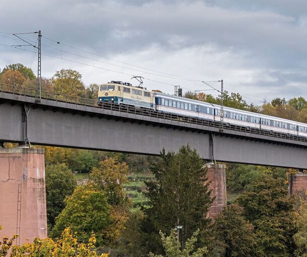 Dieses Foto mit einer Lok der Baureihe 111 ist schon 2023 zwischen Marbach und Benningen entstanden.