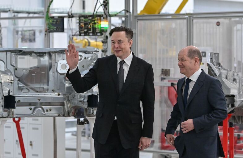 Elon Musk und Olaf Scholz bei Eröffnung der Tesla-Fabrik. Elon Musk und Olaf Scholz bei Eröffnung der Tesla-Fabrik.