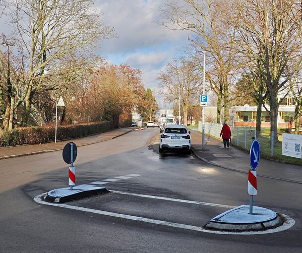 Der Brahmsweg Richtung Norden. Links steht die Kreuzkirche, rechts die Schlösslesfeldschule. In Zukunft dürfen Autofahrer in dieser Richtung nicht mehr auf der Straße fahren.