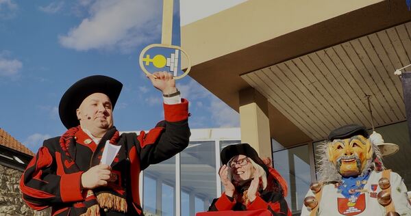 Die Narren haben das Regiment übernommen: Daniel Arnold, der Vorsitzende des Fasnetvereins Steinheim, hält den symbolischen Schlüssel in die Höhe.