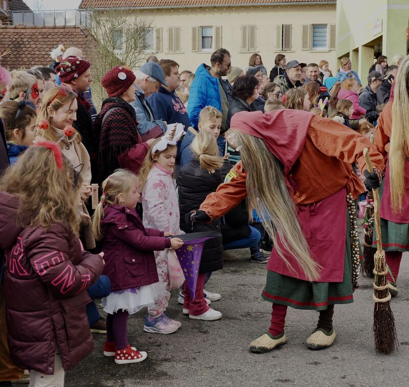 Dicht gedrängt standen die Zuschauer beim Umzug.