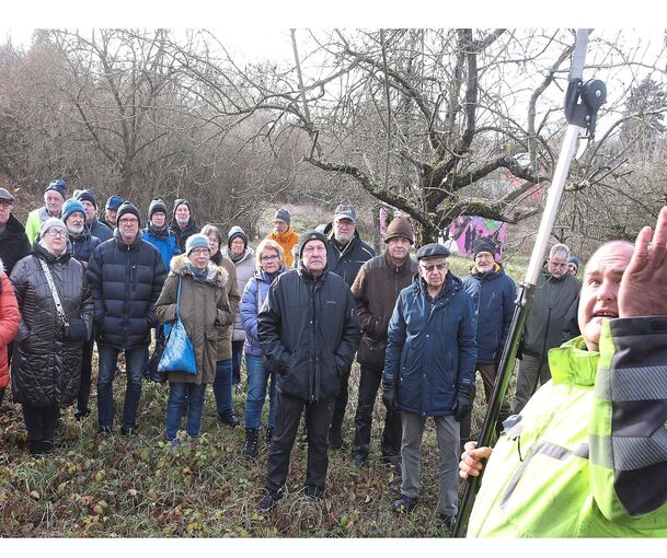 Obstbauberater Alexander Weißbarth (rechts) erklärt den richtigen Baumschnitt.