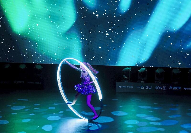 Jenny von Rings in Motion im Cyr Wheel.