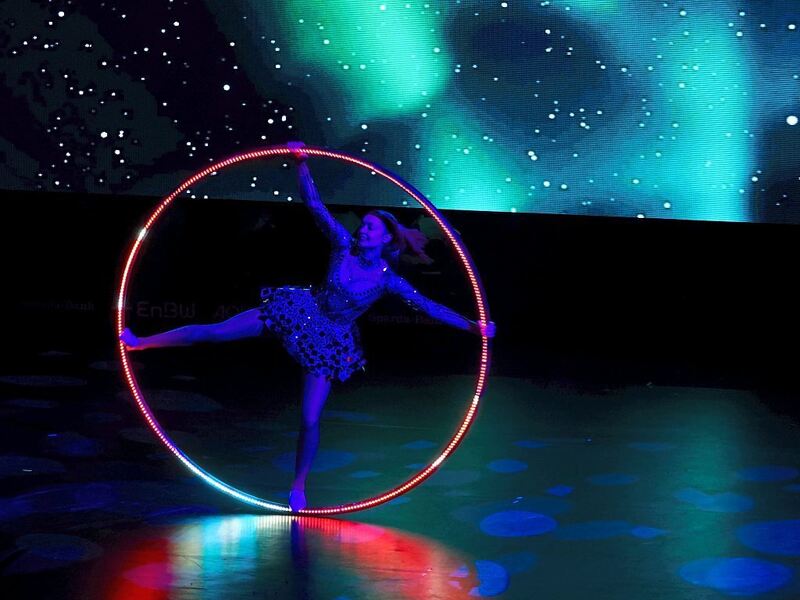 Jenny von Rings in Motion im Cyr Wheel.