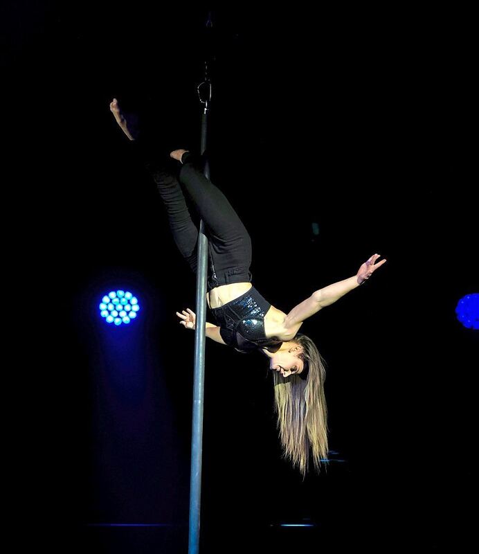 Die Artistin Diana am Flying Pole.