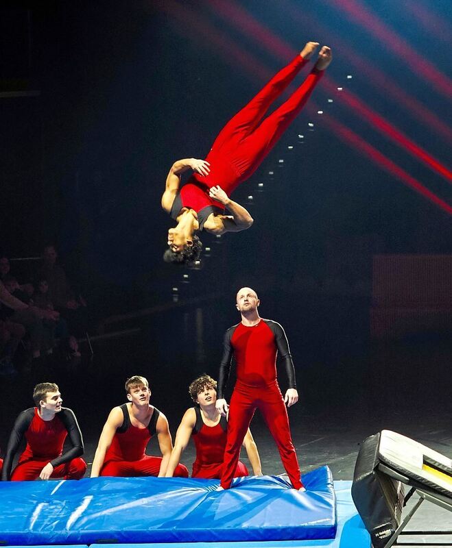 The Danish Powerteam mit Mini Trampolin.