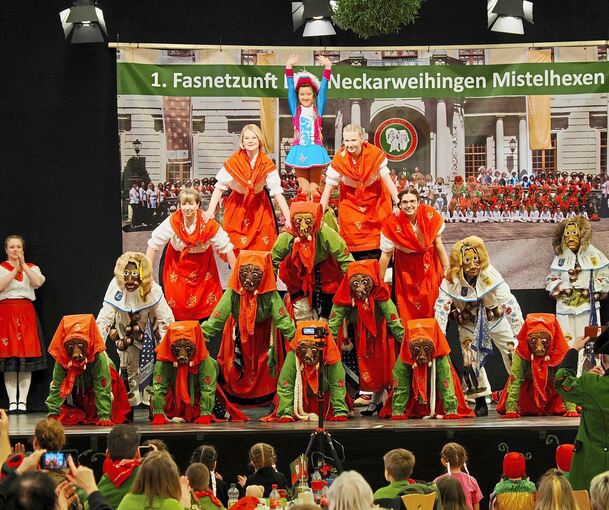 Spektakulär: Die Neckarwehinger Mistelhexen bei der Pyramide am Ende ihres Erweckungstanzes.