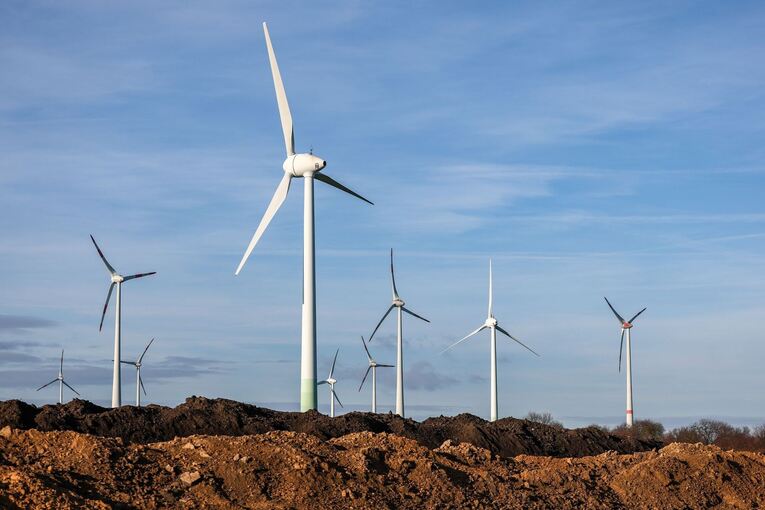 Windpark hinter Erdhügeln Windpark hinter Erdhügeln