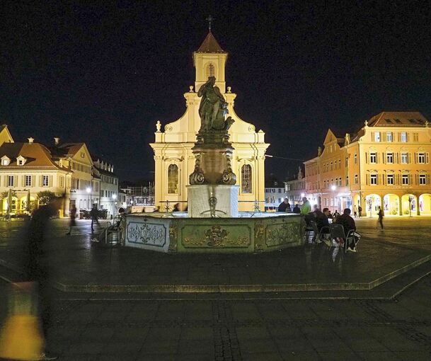 Die Statue von Stadtgründer Eberhard Ludwig wird von der Dunkelheit verschluckt.