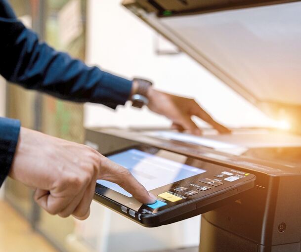 Die Dozentinnen und Dozenten der Ludwigsburger Volkshochschule sind angehalten, weniger Kopien zu machen und im Unterricht digitale Medien zu verwenden.