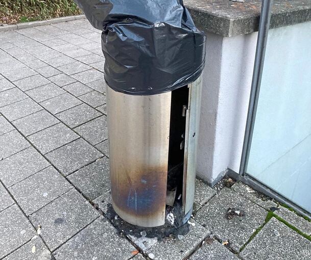 Totalschaden: Dieser Müllbehälter hat die Böllerei in der Silvesternacht nicht schadlos überstanden.