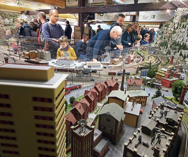 Das Herzstück der Modellbahnschau in der Spinne ist die neue Großanlage, die das Elbe-Carré mit dem Sky-Hochhaus zeigt.