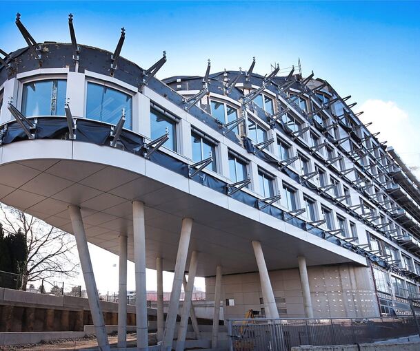 Es fehlen noch Pflanztröge: Im Sommer will die Bietigheimer Wohnbau in ihre neue Zentrale einziehen.