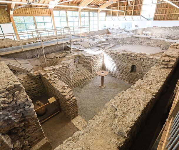 Das Museum Römerhaus in Walheim beherbergt die Ruine eines Streifenhauses.