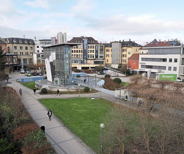 Der Solitudeplatz ist ein großzügig geplanter Stadtplatz in zentraler Lage unweit des Bahnhofs.