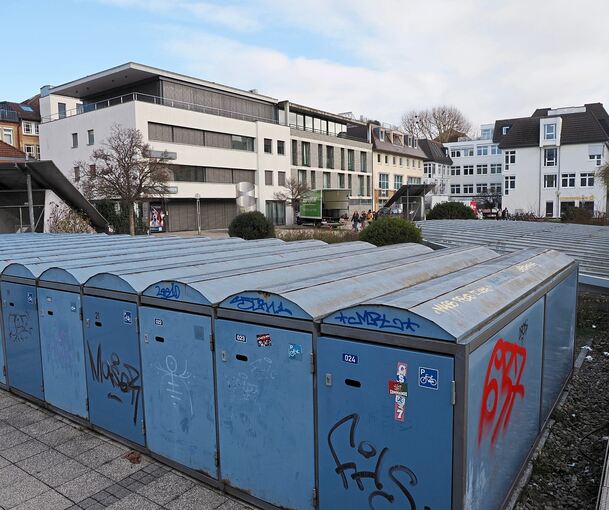 Diese Fahrradboxen machen den Platz nicht schöner. Die Stadt hat versprochen sie wieder abzutransportieren.